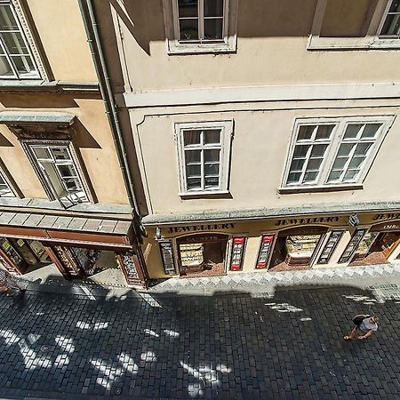 Newly Renovated 1-Bed Apartment At Charles Bridge Praag Buitenkant foto