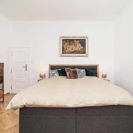 Newly Renovated 1-Bed Apartment At Charles Bridge Praag Buitenkant foto