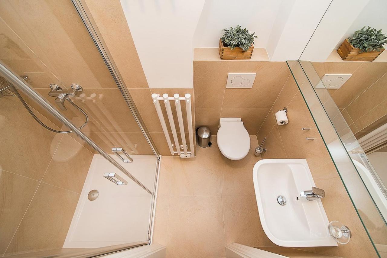 Newly Renovated 1-Bed Apartment At Charles Bridge Praag Buitenkant foto
