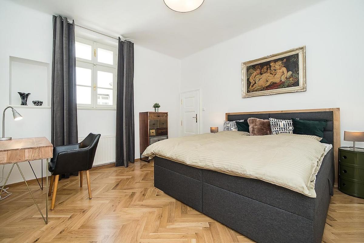 Newly Renovated 1-Bed Apartment At Charles Bridge Praag Buitenkant foto