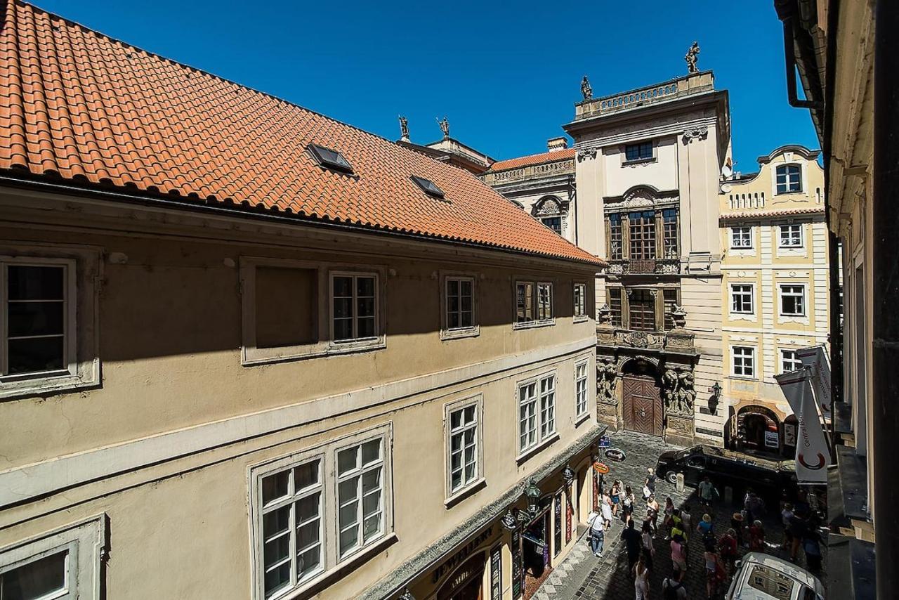 Newly Renovated 1-Bed Apartment At Charles Bridge Praag Buitenkant foto