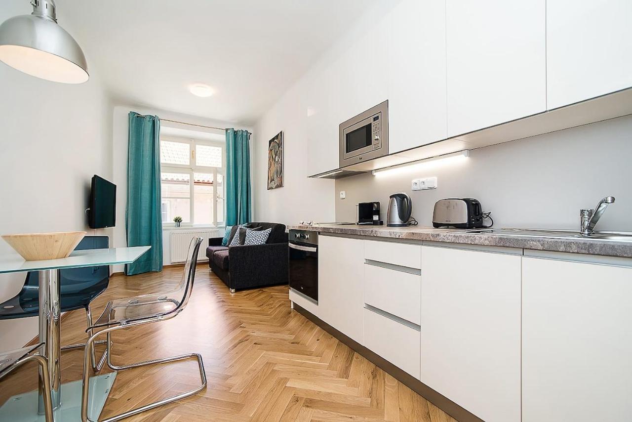 Newly Renovated 1-Bed Apartment At Charles Bridge Praag Buitenkant foto