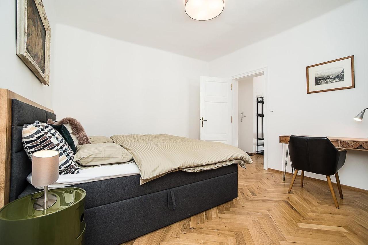 Newly Renovated 1-Bed Apartment At Charles Bridge Praag Buitenkant foto