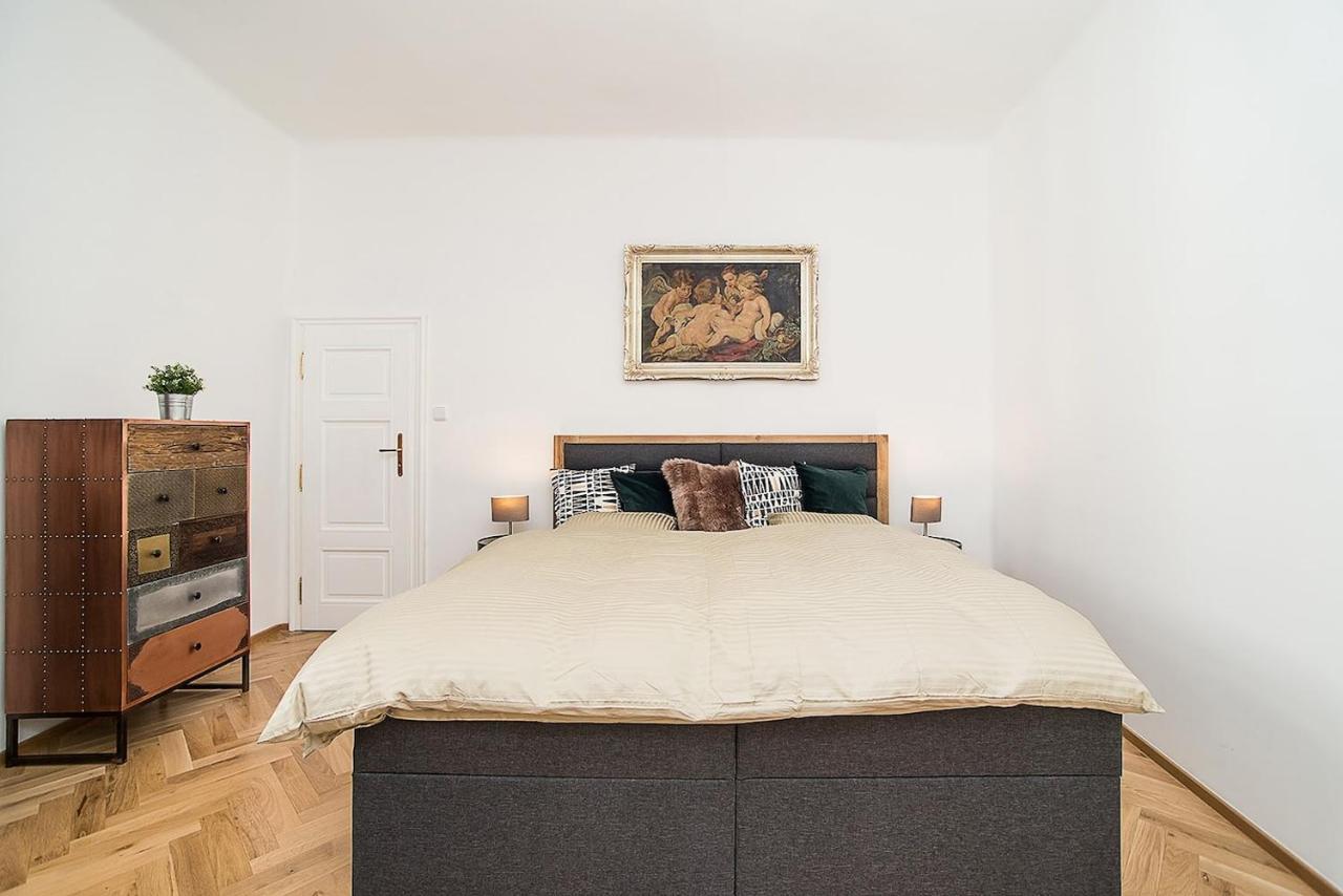 Newly Renovated 1-Bed Apartment At Charles Bridge Praag Buitenkant foto