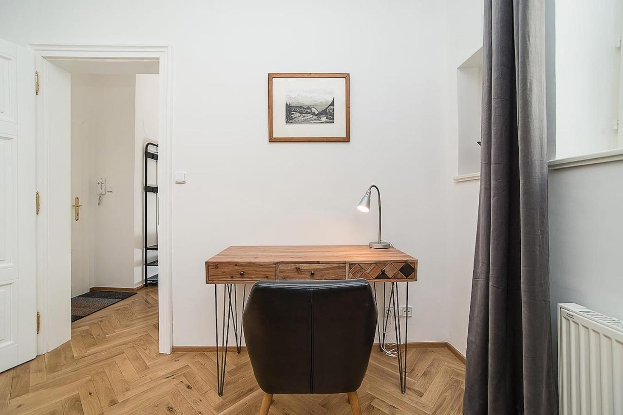 Newly Renovated 1-Bed Apartment At Charles Bridge Praag Buitenkant foto