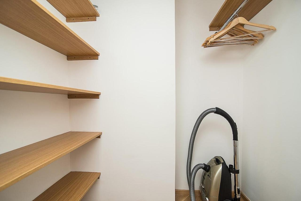 Newly Renovated 1-Bed Apartment At Charles Bridge Praag Buitenkant foto