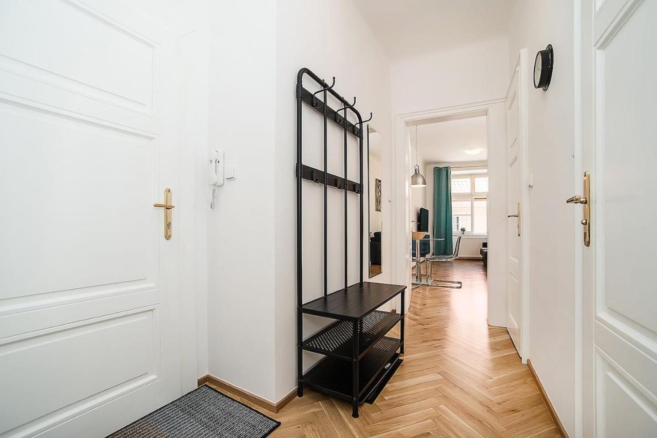 Newly Renovated 1-Bed Apartment At Charles Bridge Praag Buitenkant foto