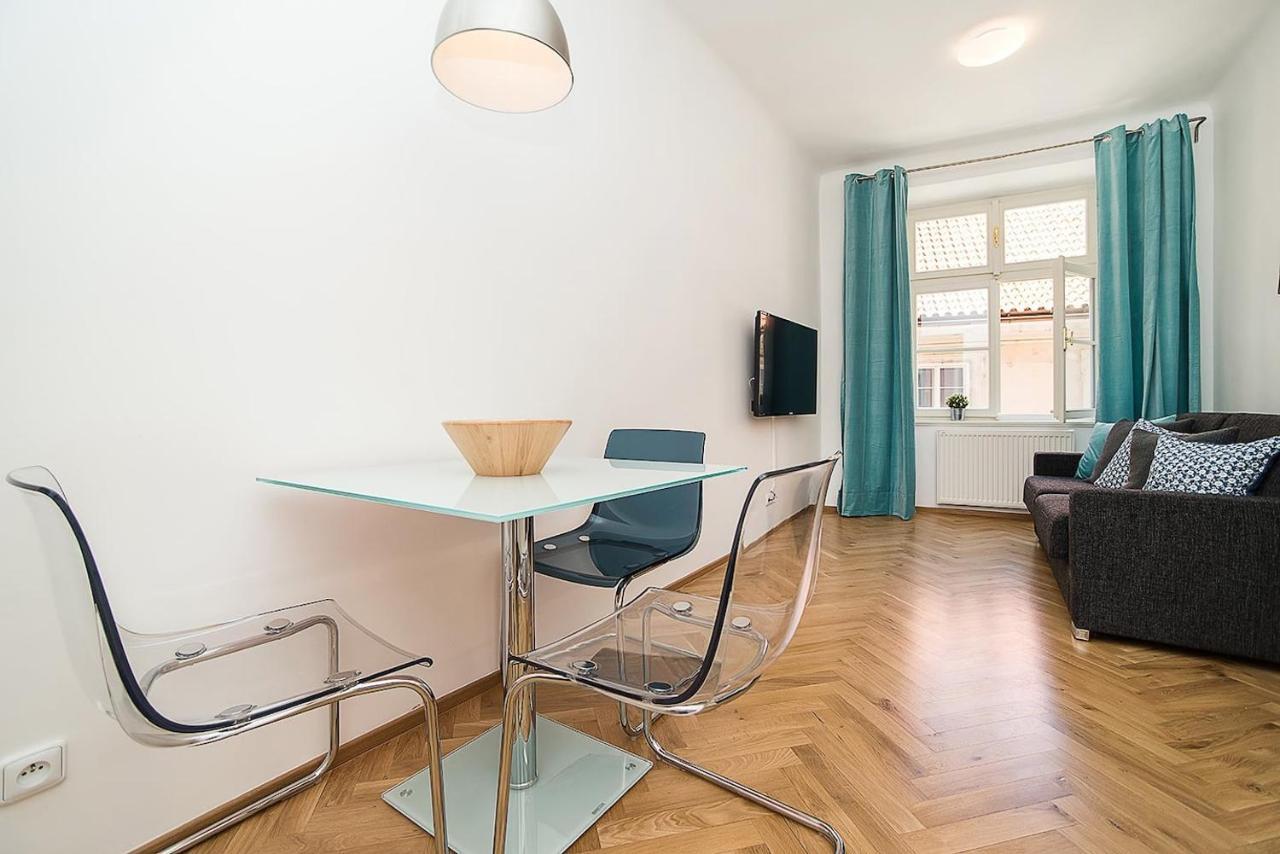 Newly Renovated 1-Bed Apartment At Charles Bridge Praag Buitenkant foto