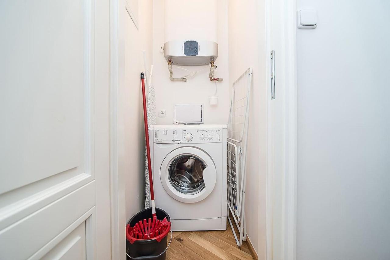 Newly Renovated 1-Bed Apartment At Charles Bridge Praag Buitenkant foto