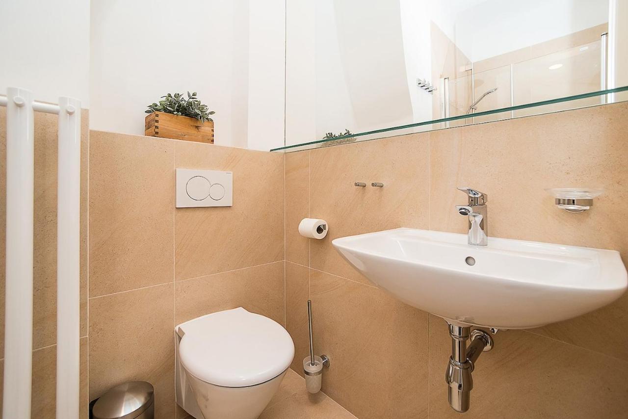 Newly Renovated 1-Bed Apartment At Charles Bridge Praag Buitenkant foto