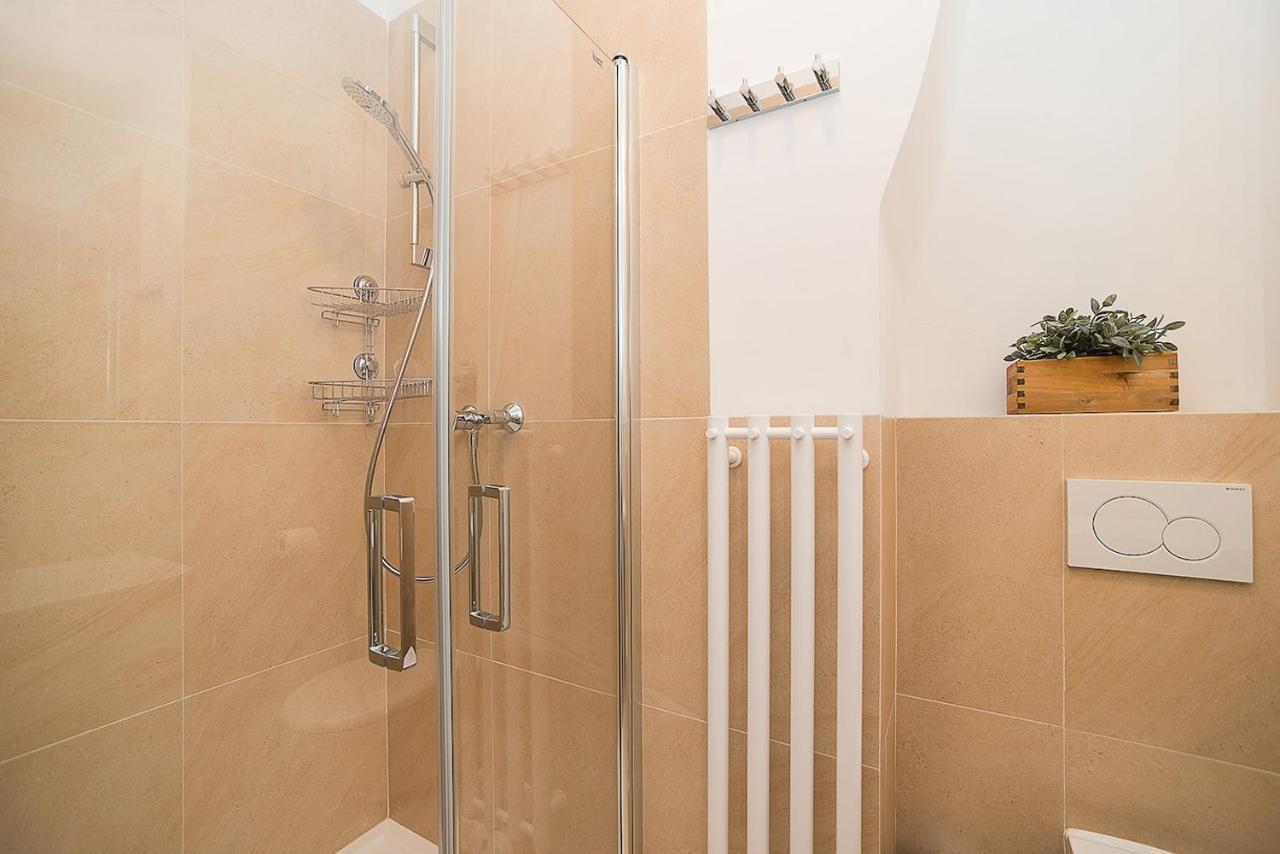 Newly Renovated 1-Bed Apartment At Charles Bridge Praag Buitenkant foto